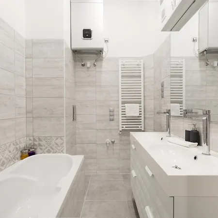 Designer On The Broadway W 2br, Ac And Panorama Balcony Apartment