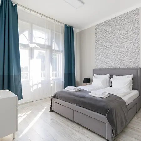 Designer On The Broadway W 2br, Ac And Panorama Balcony Apartment *
