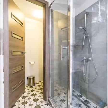 Katarina Blaha Square Apartment *