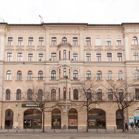 Katarina Blaha Square Apartment *