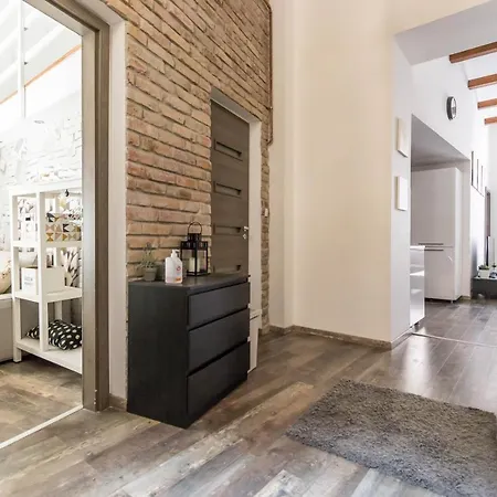 Katarina Blaha Square Apartment *