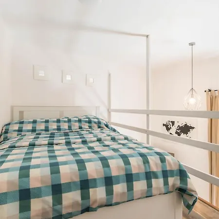Katarina Blaha Square Apartment *