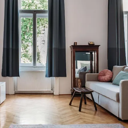 Spacious Near Liget Apartment *