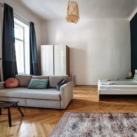 Apartment Spacious Near Liget *