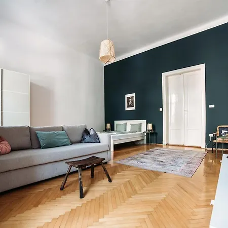 Spacious Near Liget Apartment *