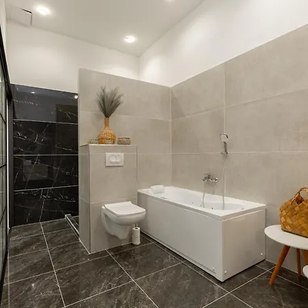 Super 2br-2bt With Balcony&view&sauna&jacuzzi Apartment Budapest