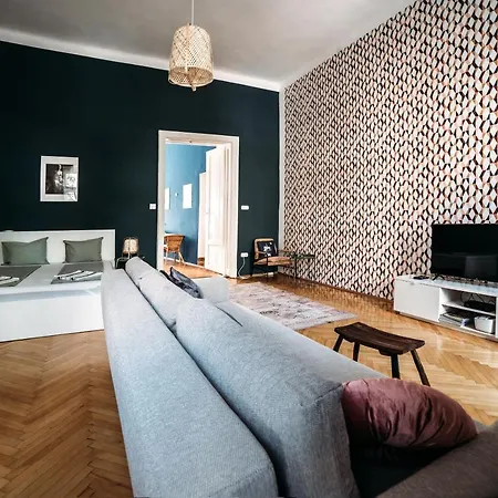 Apartment Spacious Near Liget
