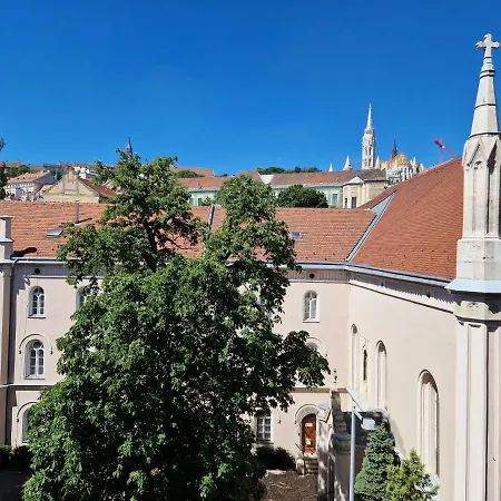 Halasz 2-bedroom Near Castle, Free Public Parking Nearby Apartment