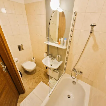Halasz 2-bedroom Near Castle, Free Public Parking Nearby Apartment