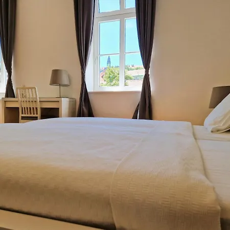 Halasz 2-bedroom Near Castle, Free Public Parking Nearby Apartment *