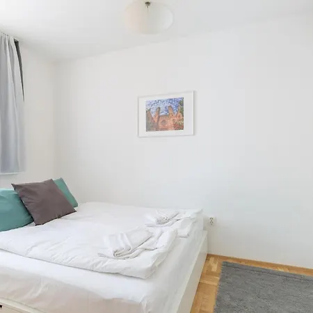 Cozy 3-bedroom In The Heart Of Budapest
