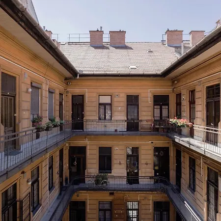 Downtown Circus Apartment *