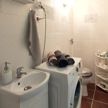 Simon Says Full Apartman In The Heart Of *