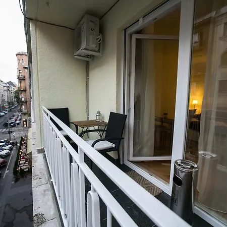 Downtown With Balcony & Optional Garage & Restaurant In The Building Apartamento Budapest