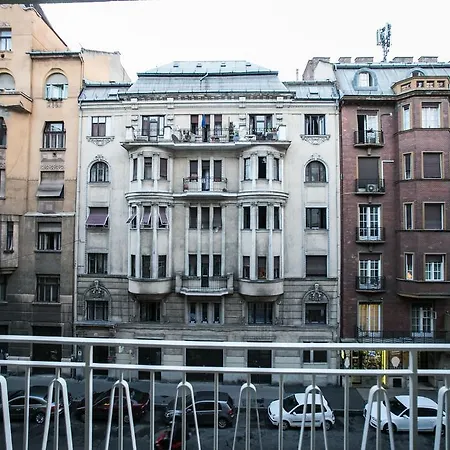 Downtown With Balcony & Optional Garage & Restaurant In The Building Apartamento