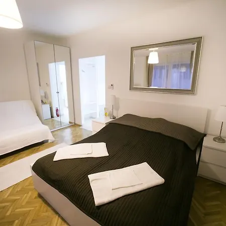 Downtown With Balcony & Optional Garage & Restaurant In The Building Apartamento