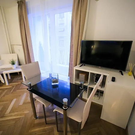 Apartamento Downtown With Balcony & Optional Garage & Restaurant In The Building Budapest