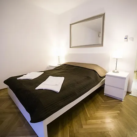 Apartamento Downtown With Balcony & Optional Garage & Restaurant In The Building