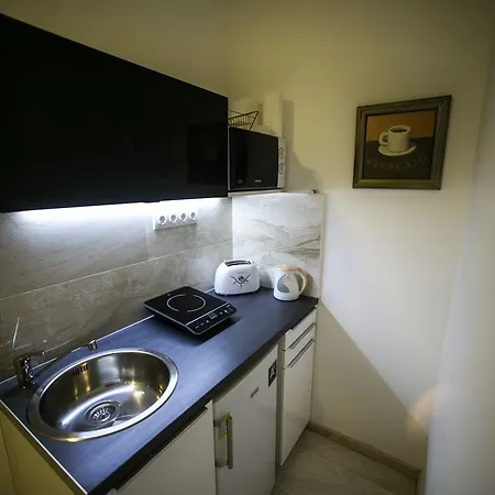 Downtown With Balcony & Optional Garage & Restaurant In The Building Apartamento Budapest