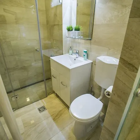 Downtown With Balcony & Optional Garage & Restaurant In The Building Apartamento Budapest