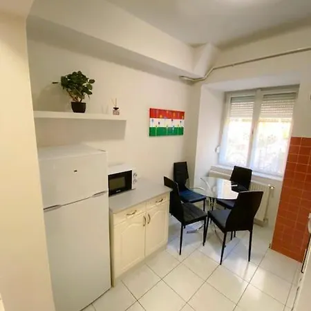 H & A Synagogue Apartment *