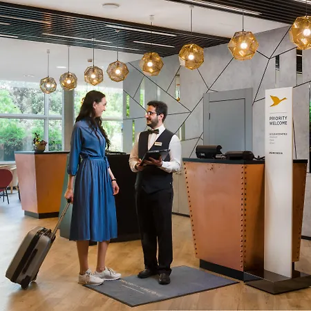 Отель Mercure Castle Hill