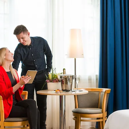 Otel Moevenpick Centre 4*