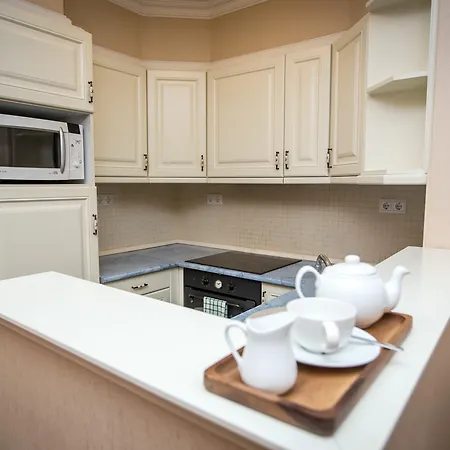 Otel Queen's Court & 5*