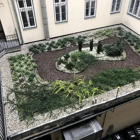 Apartment Renovated And Spacious Two-bedroom In