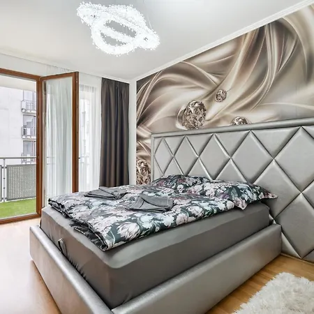 Penthouse Three Bedrooms, Three Balconies With Free Parking In Kiraly Street Apartment