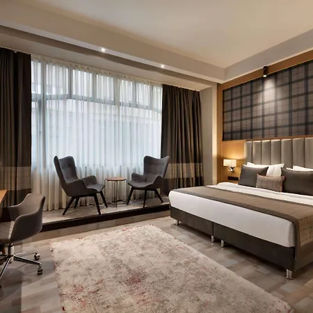 Ramada By Wyndham Center Hotel