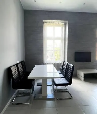 Apartment Renovated And Spacious Two-bedroom In