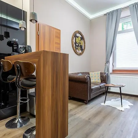 Goldcentral Akacfa Apartmán *