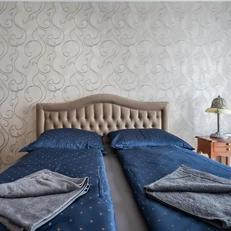 Penthouse Three Bedrooms, Three Balconies With Free Parking In Kiraly Street Apartment