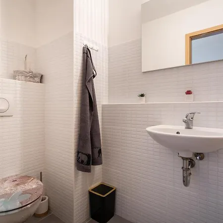 Penthouse Three Bedrooms, Three Balconies With Free Parking In Kiraly Street *