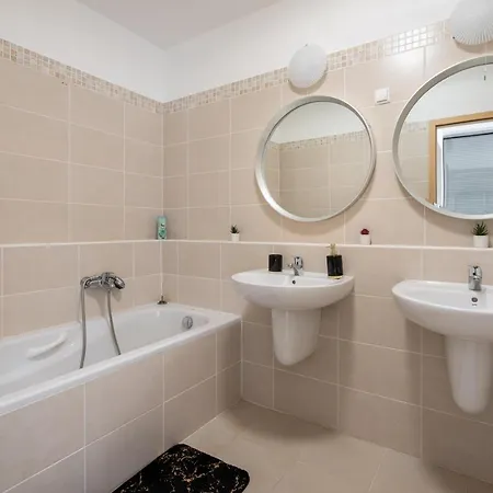 Penthouse Three Bedrooms, Three Balconies With Free Parking In Kiraly Street