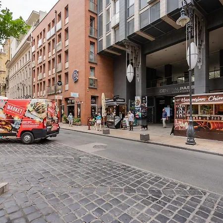 Penthouse Three Bedrooms, Three Balconies With Free Parking In Kiraly Street Apartment *