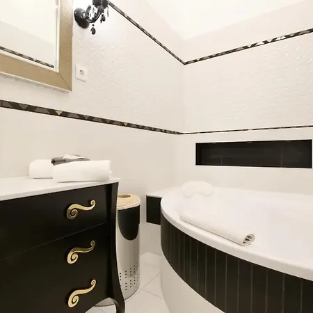 Premium By Hi5 - Lendvay Palace Apartment