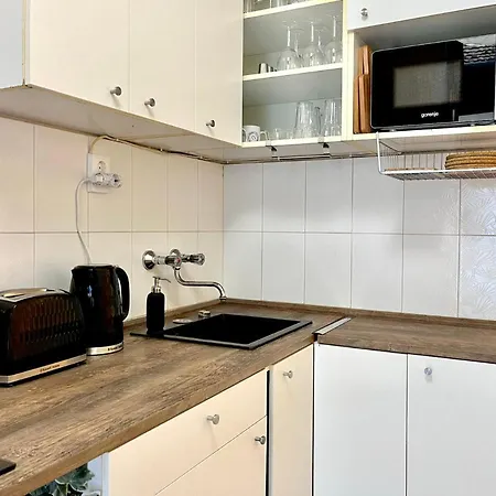 Apartment With Free Parking