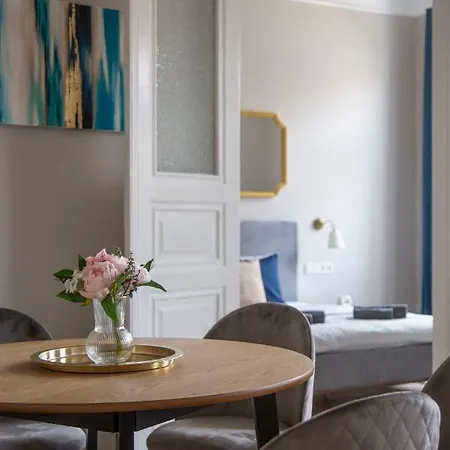 Апартаменты Luxury Elizabeth Next To The New York Cafe *