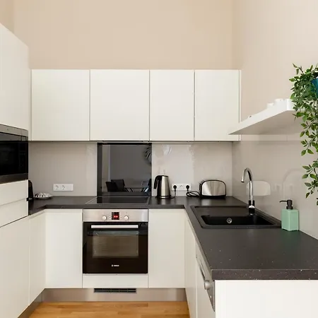 Lovely 2-bedroom At The Vaci Street Apartment *