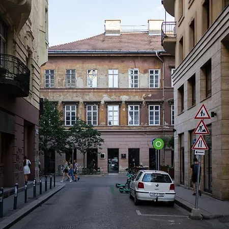 King Seventeen Homes Apartment *