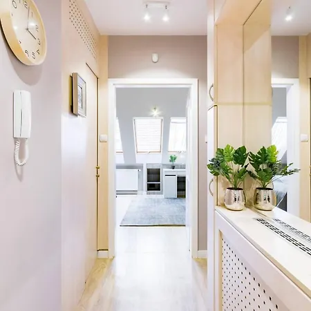 Sunny And Penthouse With Private Garage Boedapest