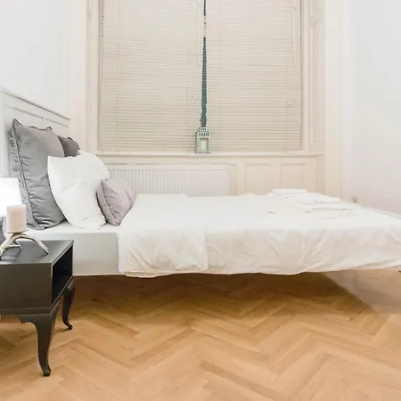 Bourgeois Elegance In The Heart Of Apartment