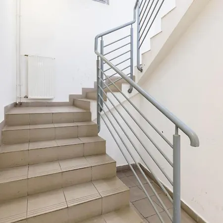Sunny And Penthouse With Private Garage Budapesta
