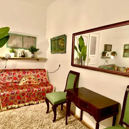 Arty Studio Flat At Center Apartment