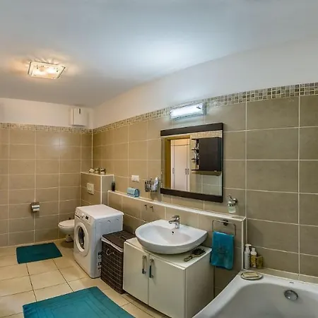 With Private 90 Sqm Rooftop, Free Parking And Air Condition Apartament *