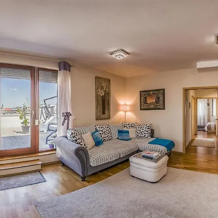 With Private 90 Sqm Rooftop, Free Parking And Air Condition * Budapesta