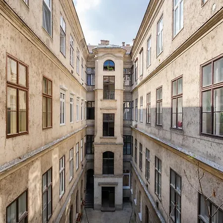 Lonyay Grand Apartment *