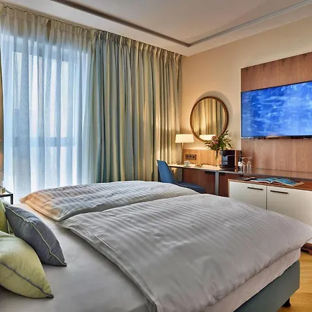Est Grand Savoy Hotel 4*